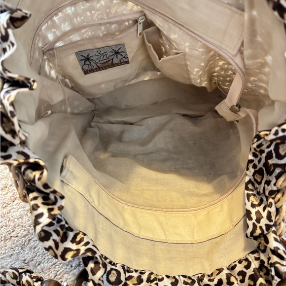 Sun'N'Sand Straw Bag,Handbag,Tote:Leopard Print
Trim+Beads,Feather,Leather Charm - Picture 7 of 11